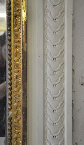 Большой камин в стиле Людовика XVI, изготовленный из белого каррарского мрамора, с чугунной внутренней вставкой и с трюмо. Большой камин в стиле Людовика XVI, изготовленный из белого каррарского мрамора, с чугунной внутренней вставкой и с трюмо.-15